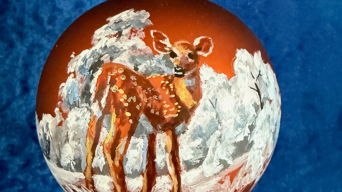 Handbemalte bronzefarbene Weihnachtskugel mit einem Rehkitz