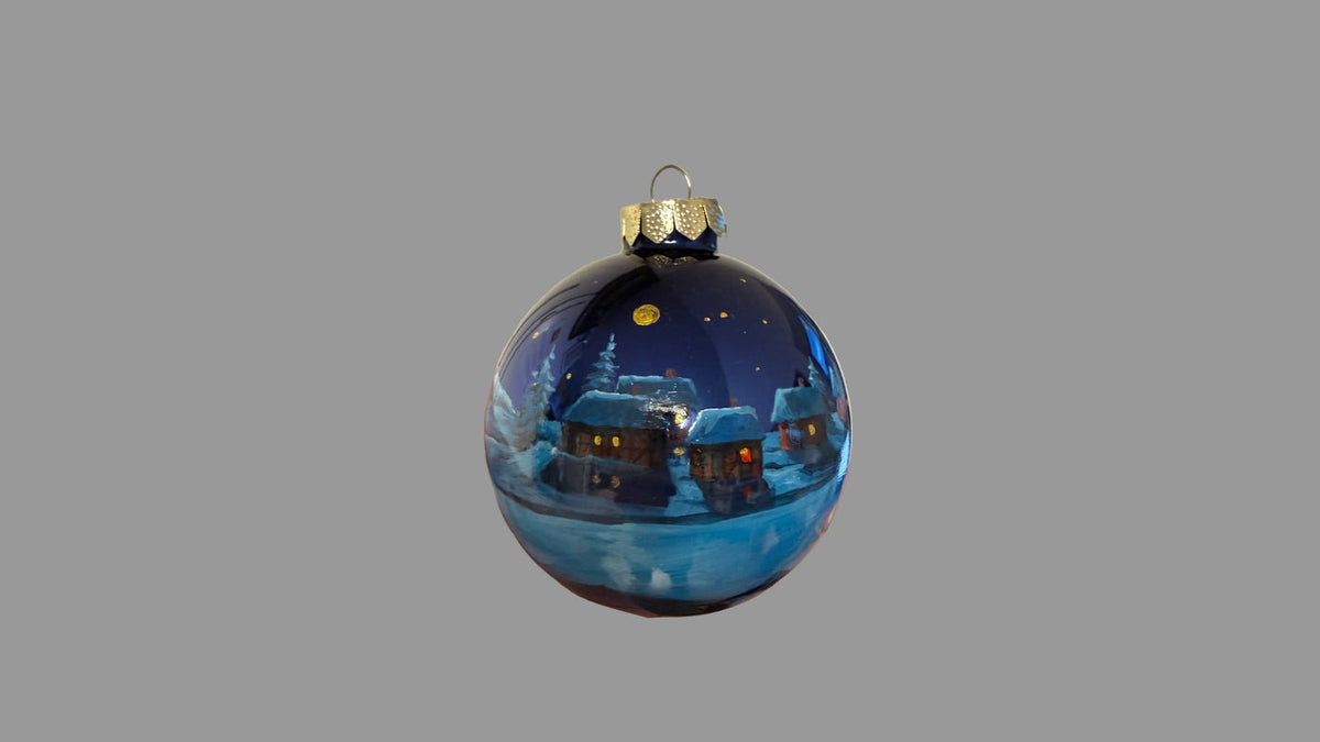 Handbemalte blaue Glaskugel mit einem Schneedorf in der Winternacht