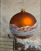 Tannenbaumkugel - Berghütte und eingeschneites Dorf, Bronze 10 cm