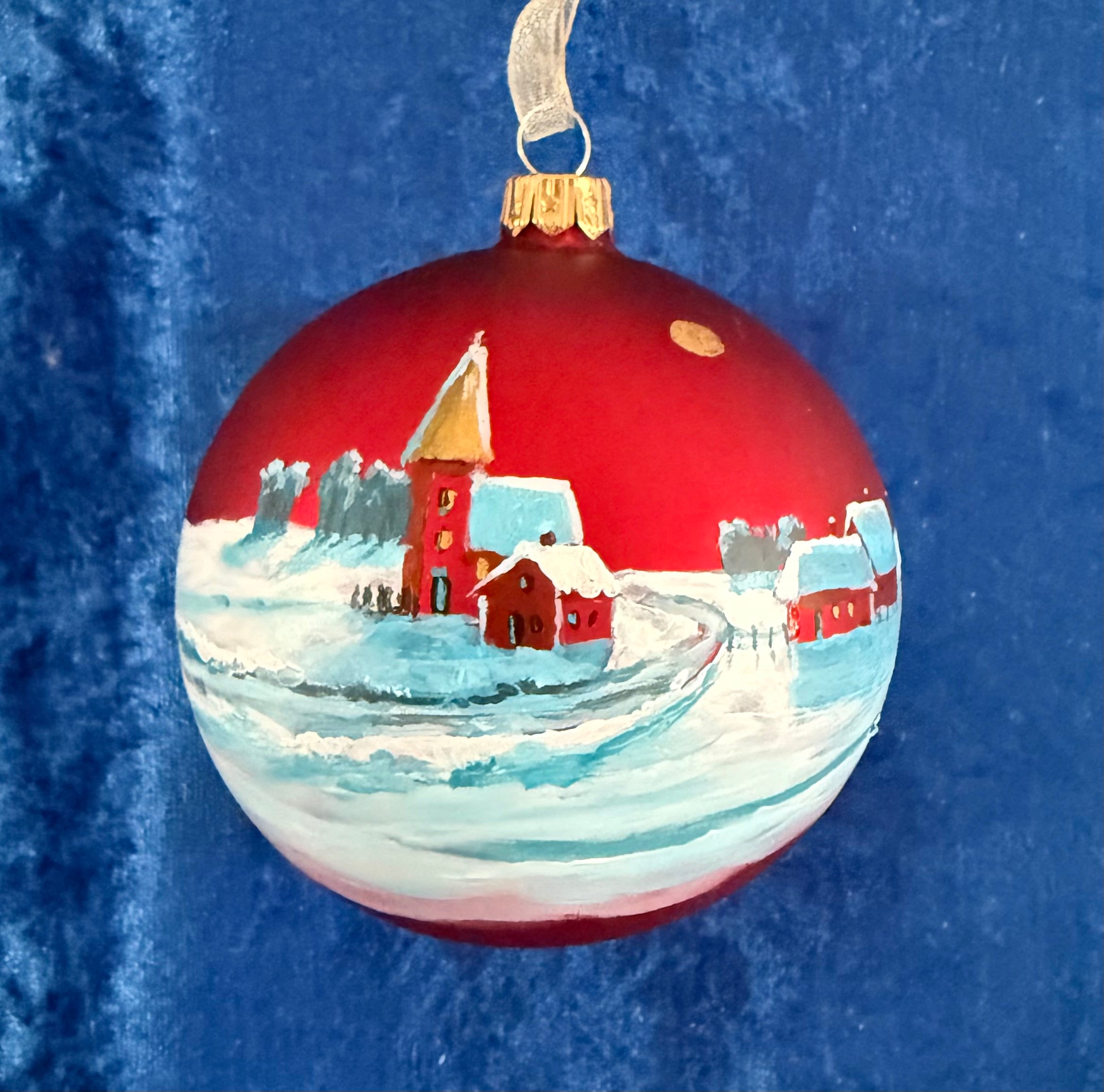 Tannenbaumkugel, Bergdorf im Schnee, Rot 10cm