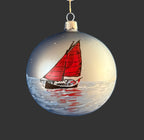 Motivkugel, Rotes Segelboot matt Silber 10 cm