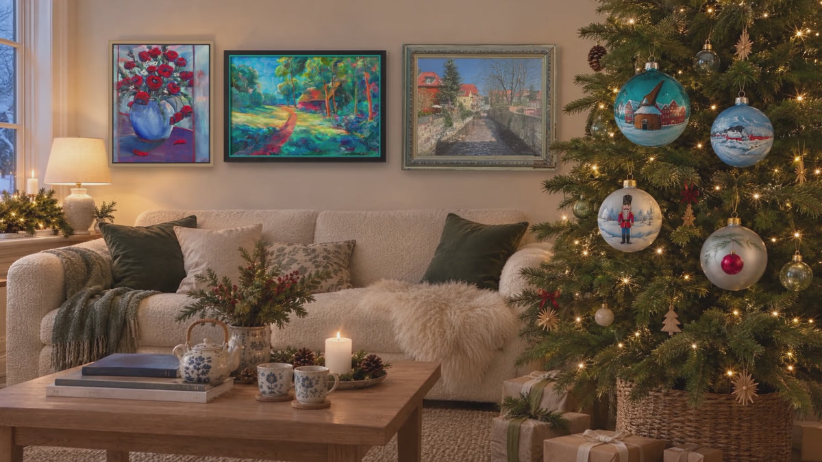 Drei weihnachtliche Wohnzimmer mit handbemalten Kugeln von Stefan Schmarje am Tannenbaum und seinen Gemälden an der Wand