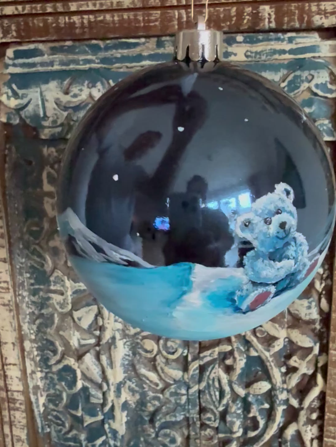 Teddybär im Schnee - Tannenbaumkugel, dunkelblau 10cm