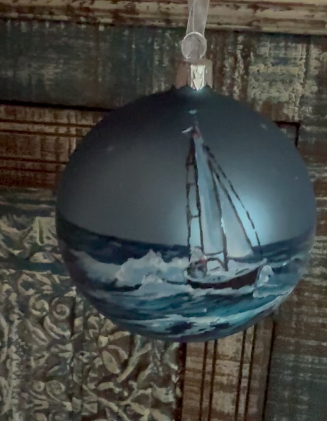 Weihnachtsbaumkugel Segelboot auf hoher See 10