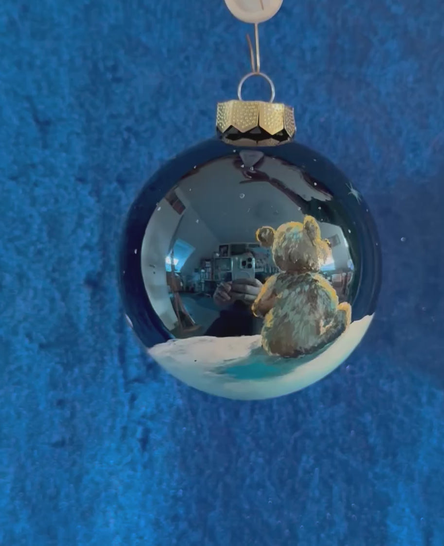 Tannenbaumkugel, Kleiner Bär betrachtet großen Bären, 10 cm Blau