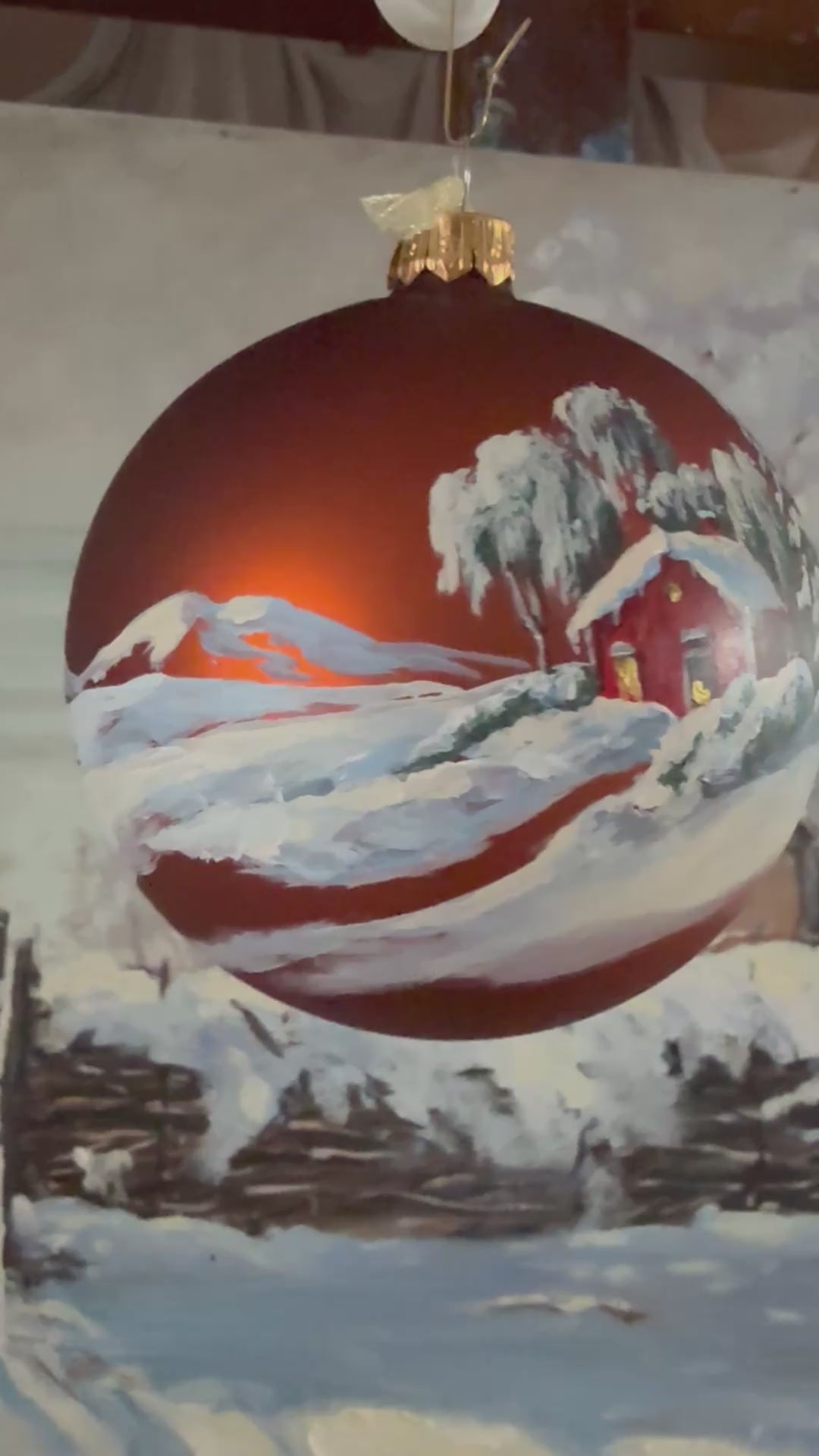 Tannenbaumkugel - Rotes Chalet in Schneelandschaft 10cm