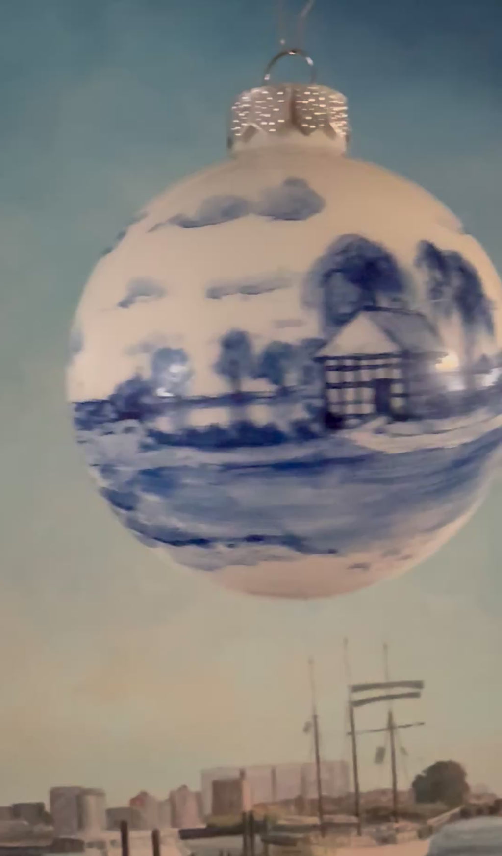 Dekorkugel nach Delfter Art - Verschneiter Bauernhof an der Küste 10cm