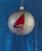 Motivkugel, Rotes Segelboot matt Silber 10 cm
