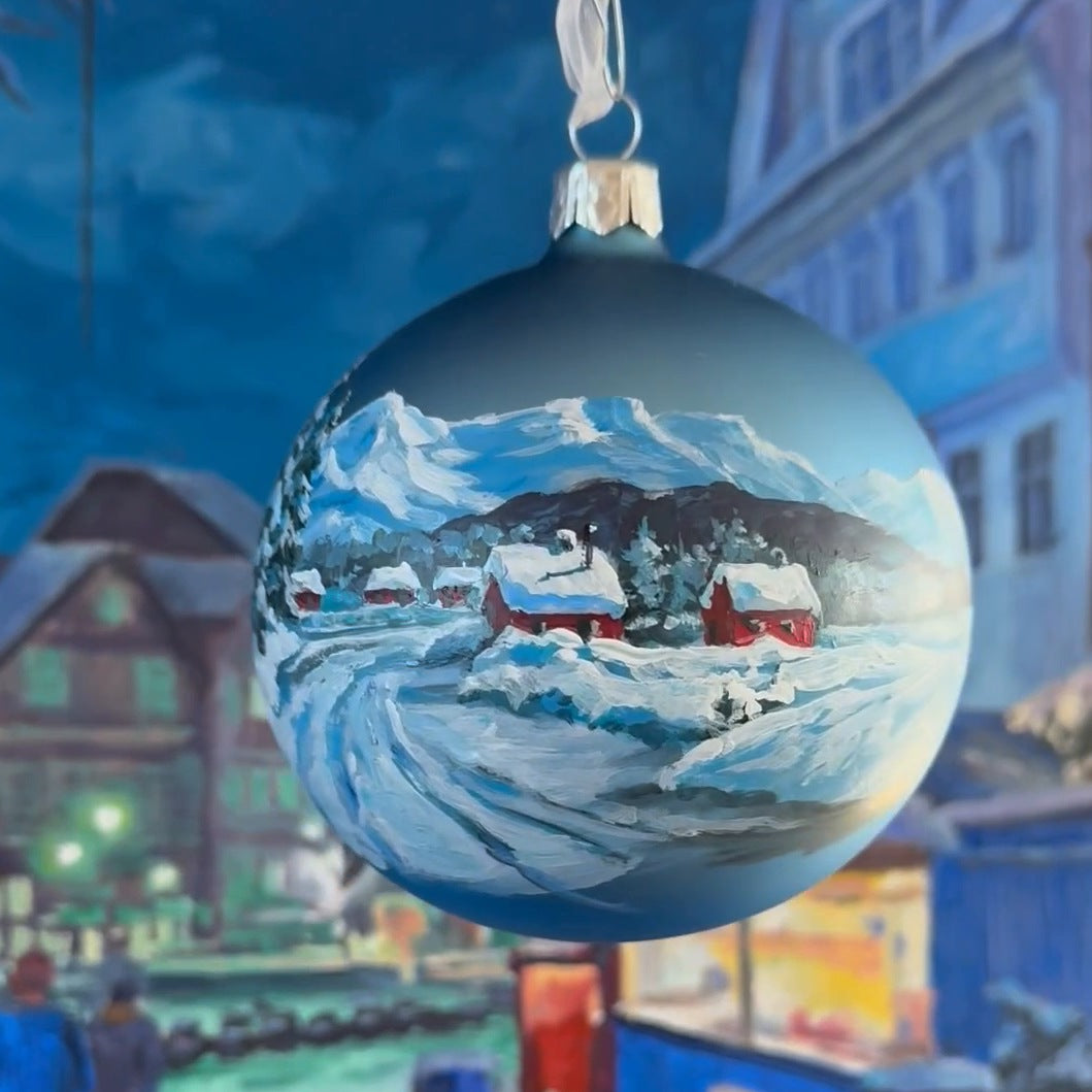 Tannenbaumkugel - Verschneites Bergdorf, Hellblau 10cm