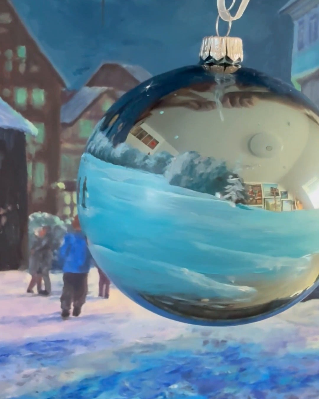 Weihnachtskugel - Laternelaufen im Schnee, Silberblau 10cm