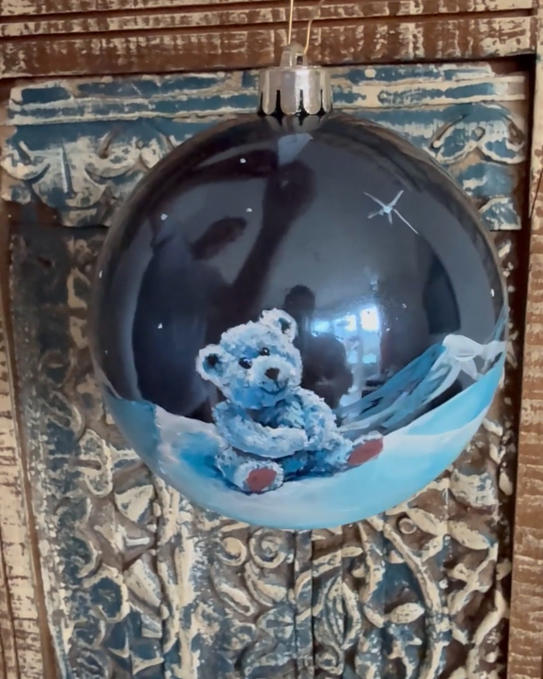 Teddybär im Schnee - Tannenbaumkugel, dunkelblau 10cm